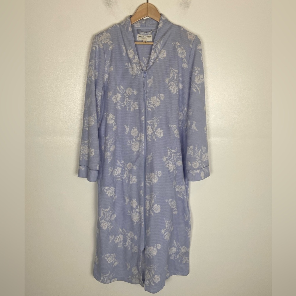 Laura Ashley Women's Full Zip Floral Robe Size M Blue Long Sleeves‎ Side Pockets